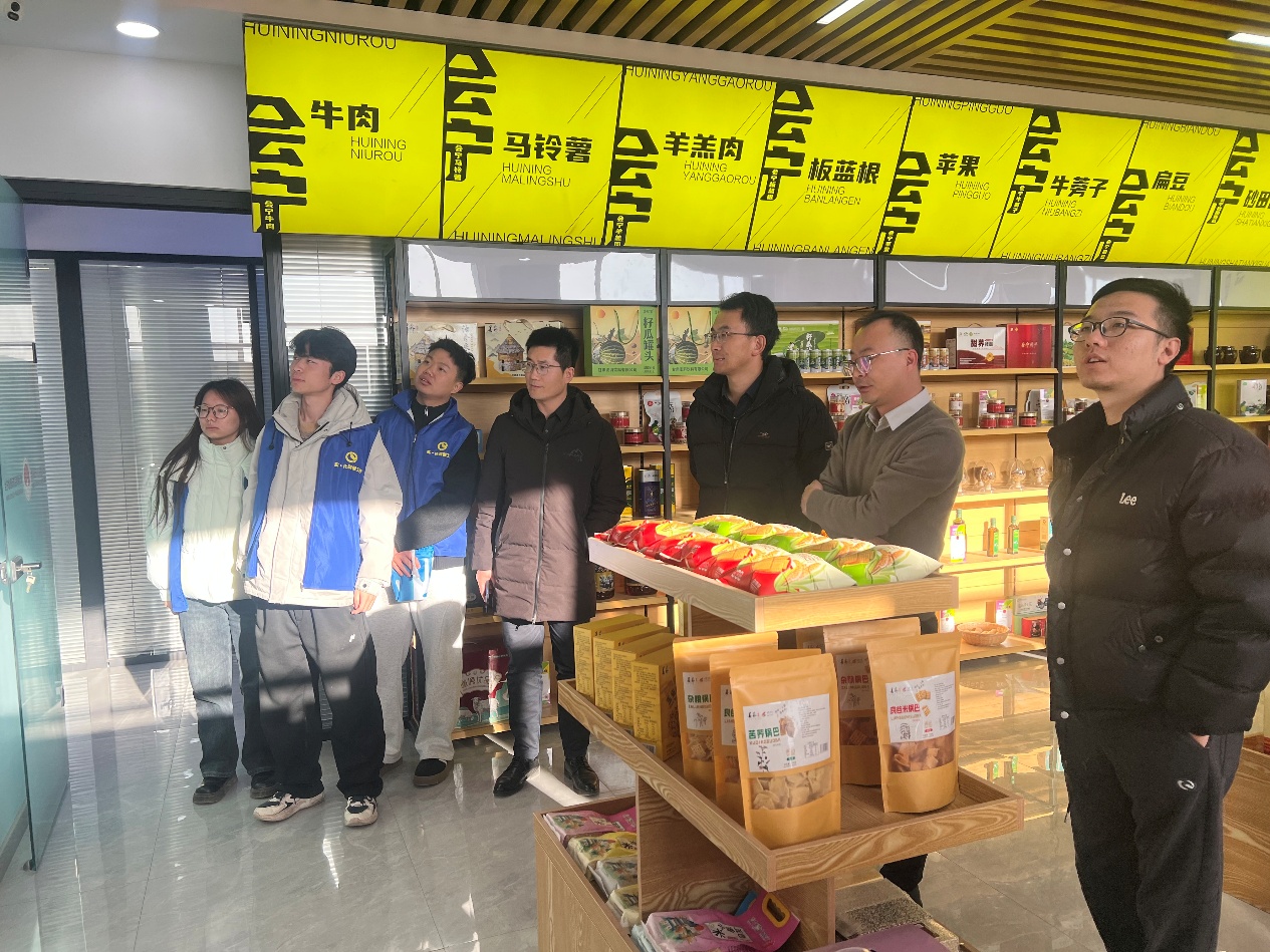 此次研学以跨学院协同模式，让学生在田间地头与生产一线深化专业认知，既感受了生态农业的发展活力，也明晰了专业知识与乡村产业的结合点。未来，学校将持续深化校企合作，探索 “实践育人